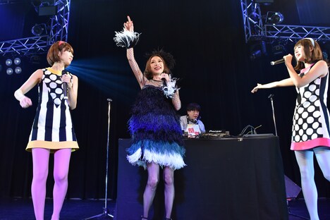 バニビ、野宮真貴、小西康陽によるスペシャルステージの様子。