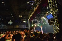 バニラビーンズによるライブの様子。