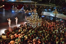 最後の「ニコラ」を歌うバニラビーンズ。