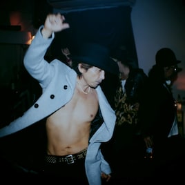SHERBETSが踊り狂う異色のダンスナンバー「愛が起きてる」MV