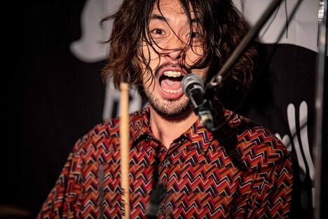 鈴鹿秋斗（Dr）（撮影：石崎祥子）