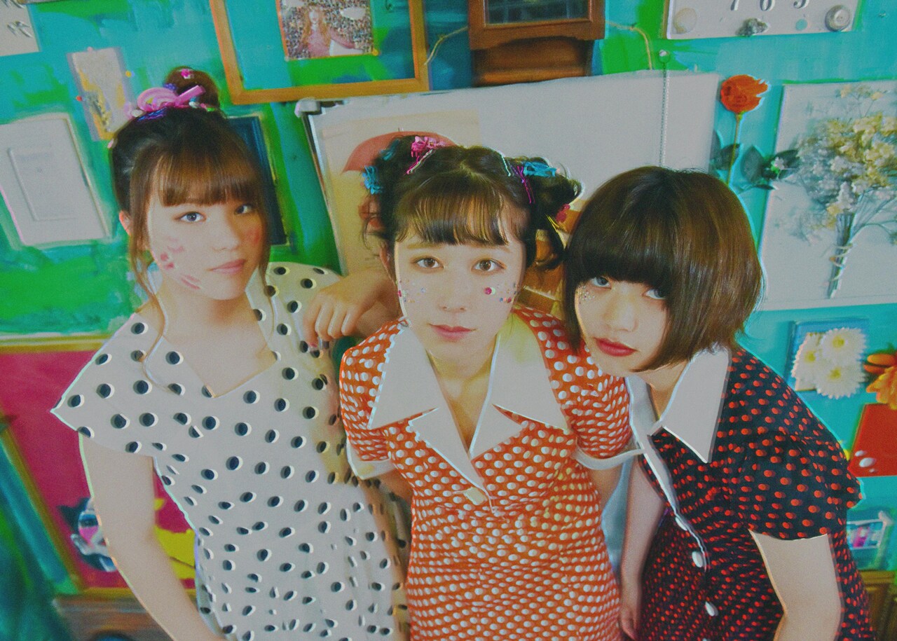 Lucie,Tooがレトロな新MV公開、FEVERで“学園祭”も