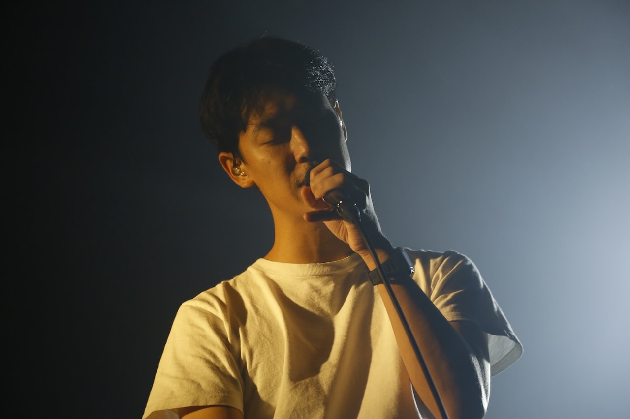 小袋成彬1時間で18曲を熱演、新たなプレイリスト「分離派の秋」公開