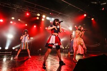 LiSA「Catch the moment」を歌う内山あみ（ロッカジャポニカ）、塚本颯来（はちみつロケット）、水春（桜エビ～ず）、三田美吹（CROWN POP）。（写真提供：スターダストプロモーション）