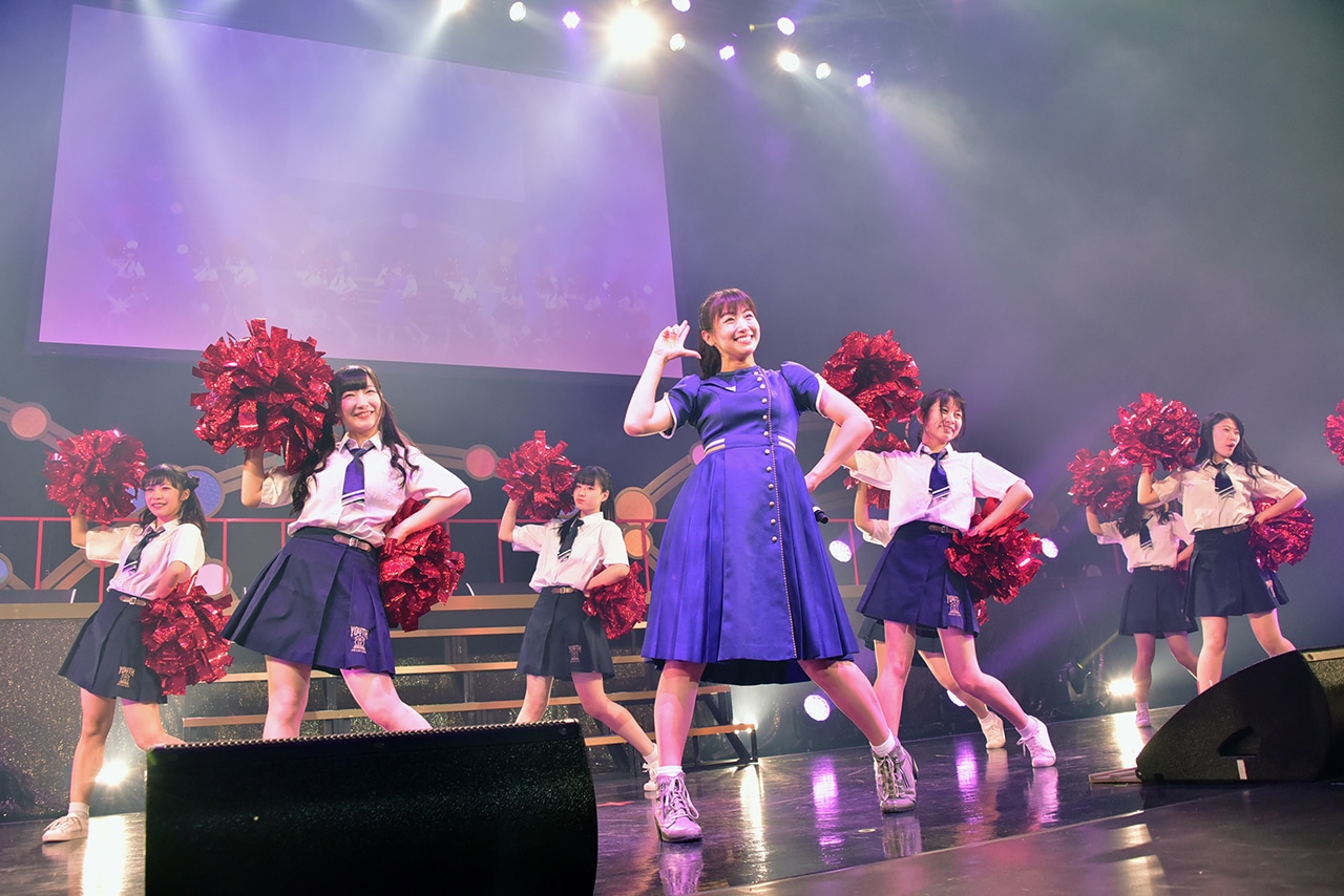 放プリユースを率いてソロ曲「Love Fighter」を披露する関根ささら。
