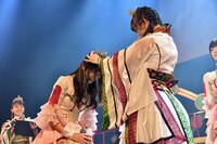 戴冠式でティアラを授かる山本夏望（左）。