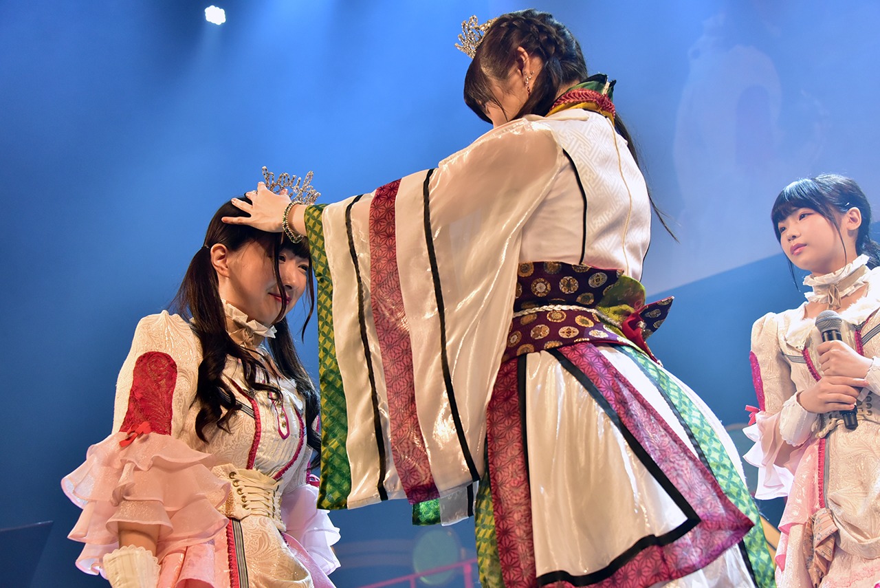 戴冠式でティアラを授かる小日向ななせ（左）。