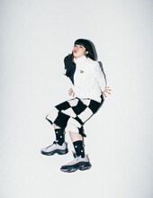 リーボック商品を身につけるあいみょん。