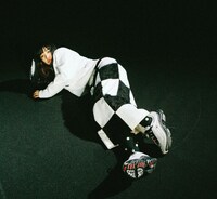 リーボック商品を身につけるあいみょん。