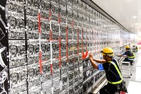 「Hi-STA ZINE」ピールオフ広告張り替え作業の様子。（写真提供：ピザ・オブ・デス・レコーズ）