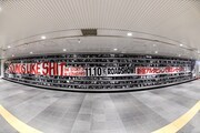 渋谷駅地下コンコースに出現した「SOUNDS LIKE SHITThe Story of Hi-STANDARD」の劇中カット。（写真提供：ピザ・オブ・デス・レコーズ）