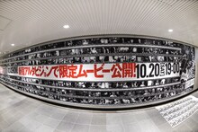 渋谷駅地下コンコースに出現した「SOUNDS LIKE SHITThe Story of Hi-STANDARD」の劇中カット。（写真提供：ピザ・オブ・デス・レコーズ）