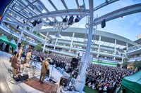 Official髭男dism「『Stand By You EP』Free Acoustic Live ＠ラゾーナ川崎」の様子。（Photo by 近澤幸司）