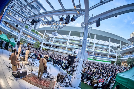 Official髭男dism「『Stand By You EP』Free Acoustic Live ＠ラゾーナ川崎」の様子。（Photo by 近澤幸司）