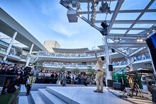 Official髭男dism「『Stand By You EP』Free Acoustic Live ＠ラゾーナ川崎」の様子。（Photo by 近澤幸司）