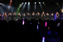 ラストアイドル2期生とLaLuce。（Photo by Yoshifumi Shimizu）