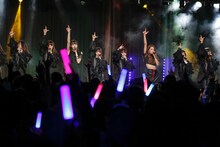 ラストアイドル2期生とLaLuce。（Photo by Yoshifumi Shimizu）