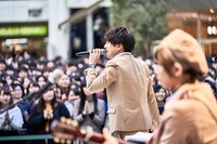 藤原聡（Vo, Key）（Photo by 近澤幸司）