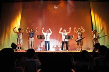 サンドウィッチマンとMONKEY MAJIKのコラボの様子。