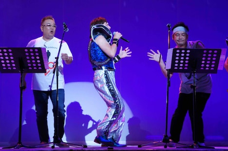 サンドウィッチマンとMONKEY MAJIKのコラボの様子。