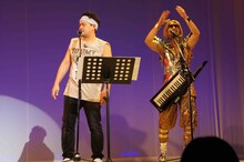 サンドウィッチマンとMONKEY MAJIKのコラボの様子。