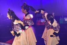 上田理子（中央）の髪をつかむ西垣有彩（右）。