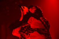 熱唱する春乃きいな。