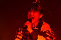 熱唱する西垣有彩。