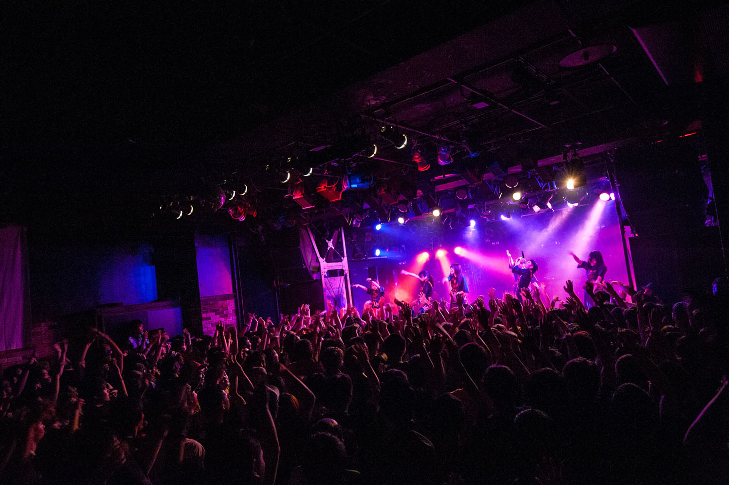 BiSHのライブの様子。（Photo by MAYUMI-kiss it bitter-）