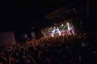 BiSHのライブの様子。（Photo by MAYUMI-kiss it bitter-）