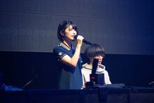 左から矢川葵（Maison book girl）、Tomggg。（撮影：稲垣謙一）