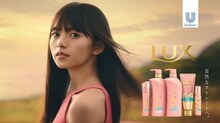 齋藤飛鳥（乃木坂46）が出演する「ラックス スーパーリッチシャイン ストレート＆ビューティー」テレビCMのワンシーン。