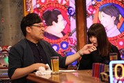 山里亮太(左)の指を噛む戦慄かなの(右)。 (c)フジテレビ