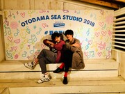 左から渡邊忍、佐々木亮介。