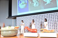 「和ラー」の新CMで使用されたセットを前に撮影を振り返る乃木坂46メンバー。