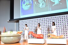 「和ラー」の新CMで使用されたセットを前に撮影を振り返る乃木坂46メンバー。