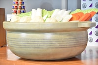 「和ラー」新CMの撮影で使用された鍋のセット。