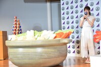 「和ラー」新CMの撮影で使用された鍋のセットと松村沙友理。