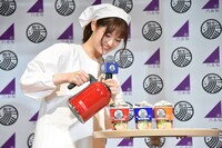 「和ラー」にお湯を注ぐ松村沙友理。