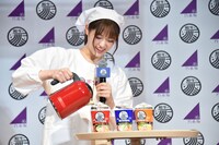 「和ラー」にお湯を注ぐ松村沙友理。