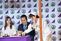 鈴木英敬三重県知事（中央）に「和ラー」を振る舞う松村沙友理（右）。