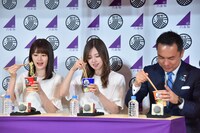 左から「和ラー」を食べる生田絵梨花、白石麻衣、鈴木英敬三重県知事。