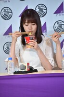 「北海道 かにすき風」の「和ラー」を食べる生田絵梨花。