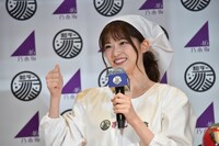 親指を立てる松村沙友理。