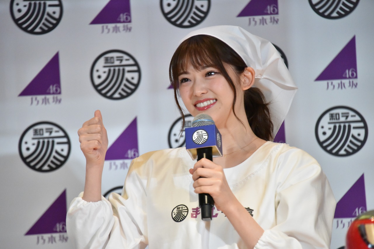 親指を立てる松村沙友理。