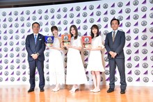 左から鈴木英敬三重県知事、松村沙友理、白石麻衣、生田絵梨花、サンヨー食品の広報宣伝部の水谷彰宏氏。