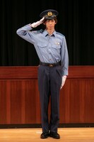 敬礼をするリョウガ署長。（撮影：米山三郎）