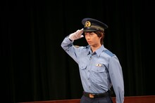 敬礼をするリョウガ署長。（撮影：米山三郎）