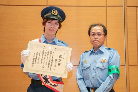 感謝状を受け取ったリョウガ署長（左）。（撮影：米山三郎）