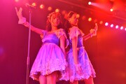 モバイル（BNK48）とステフィ（JKT48）。(c)AKS